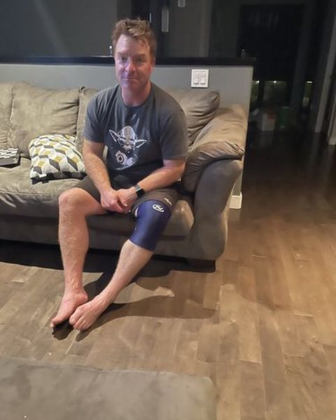 A customer wearing the Cocoon knee sleeve